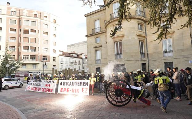 Los bomberos de Euskadi protestan 'a cañonazos' por el 75% de suspensos en la OPE conjunta de Álava y Gipuzkoa