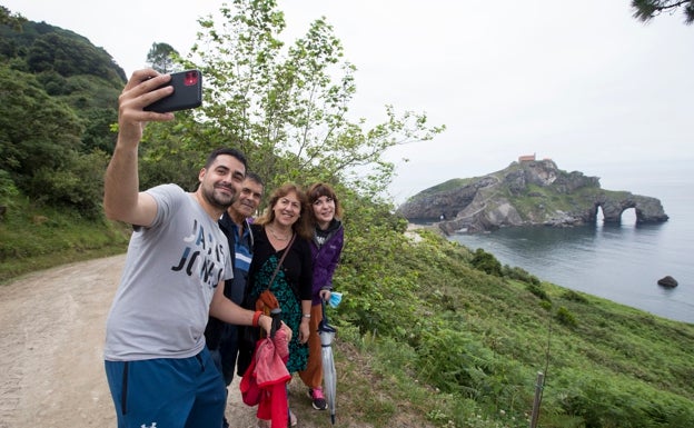 Critican la «escasa» promoción del uso del transporte público entre los turistas para acudir a Gaztelugatxe