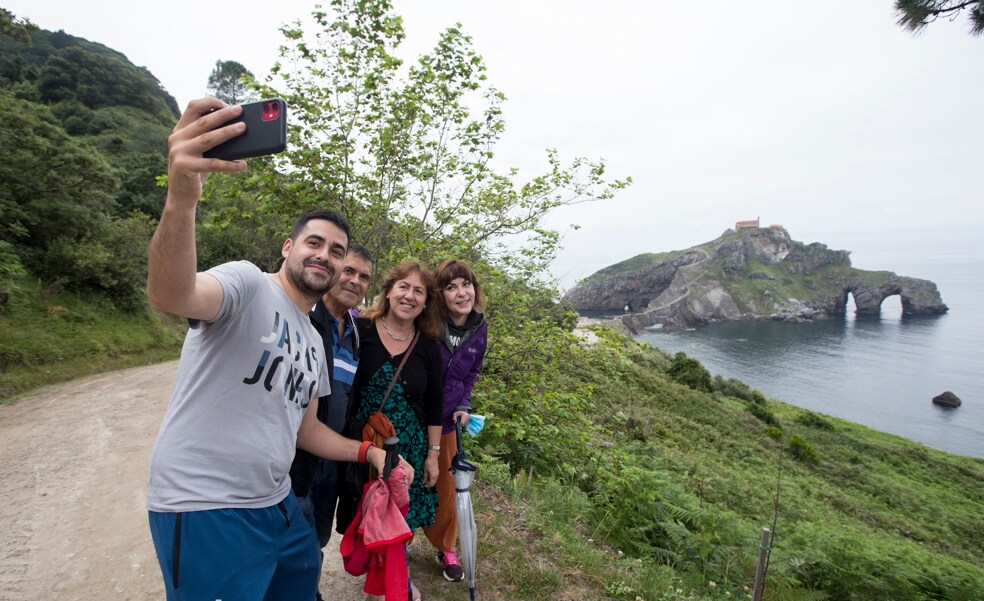 Critican la «escasa» promoción del uso del transporte público entre los turistas para acudir a Gaztelugatxe