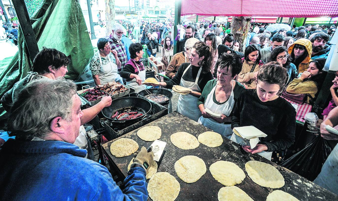 El plan para sacar la feria de Santo Tomás de la Plaza Nueva desata las críticas de baserritarras