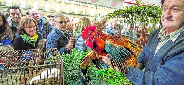 Los baserritarras acusan al Ayuntamiento de primar a la hostelería de la Plaza Nueva en Santo Tomás