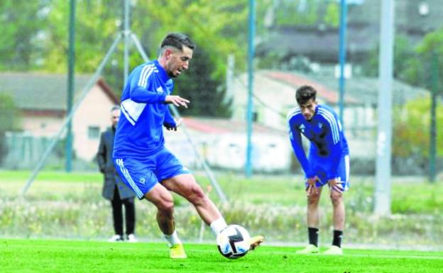 Etxeberria potencia los centros y el balón parado en los ensayos para mejorar el ataque