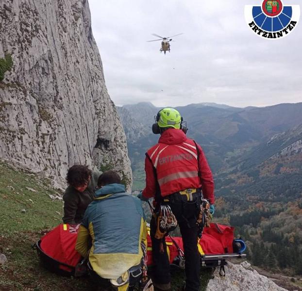 Rescatan en helicóptero a un montañero herido tras una caída en el Mugarra