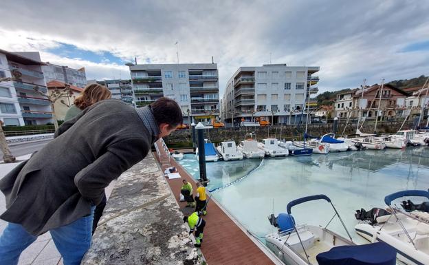 Una fuga de gasoil tiñe el puerto de Plentzia de blanco