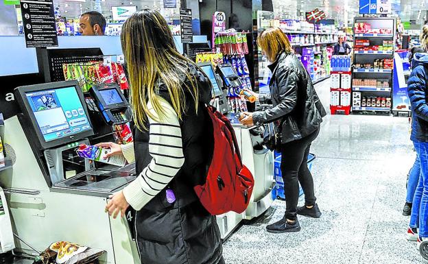 El 25% de las cadenas de súper instala el autopago mientras el comercio local de Vitoria se resiste