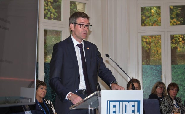 Urtaran reivindica en París que los municipios vascos están «alineados con la estrategia europea»