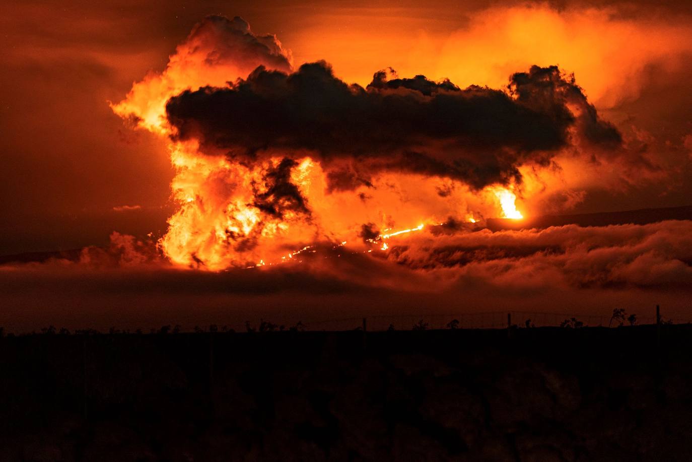 Entra en erupción en Hawai el Mauna Loa, el volcán activo más grande del mundo