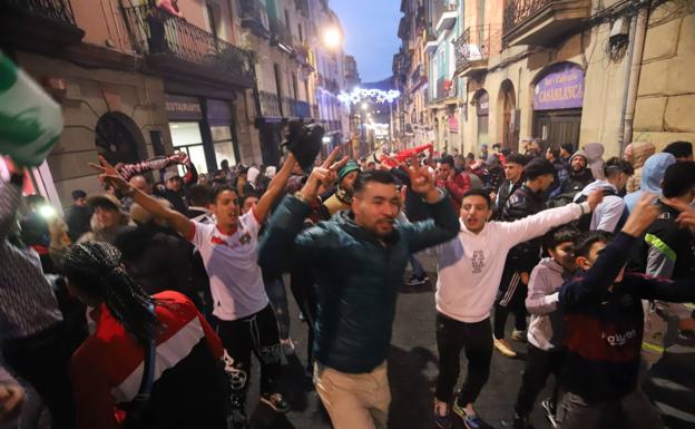 Fiesta en las calles de Bilbao por la victoria de Marruecos sobre España