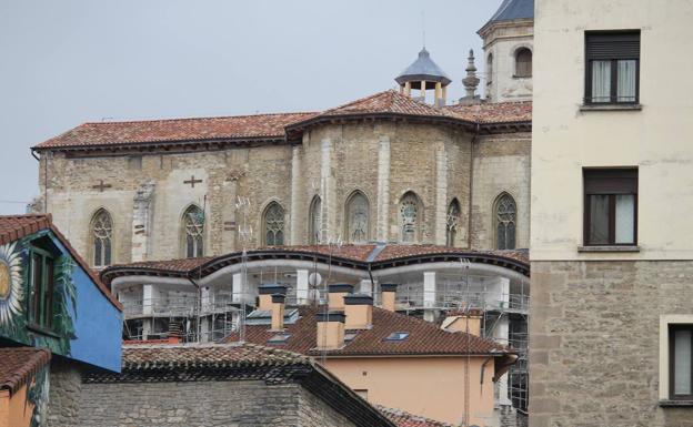 La catedral Santa María de Vitoria estrena cornisa tras seis años de obras