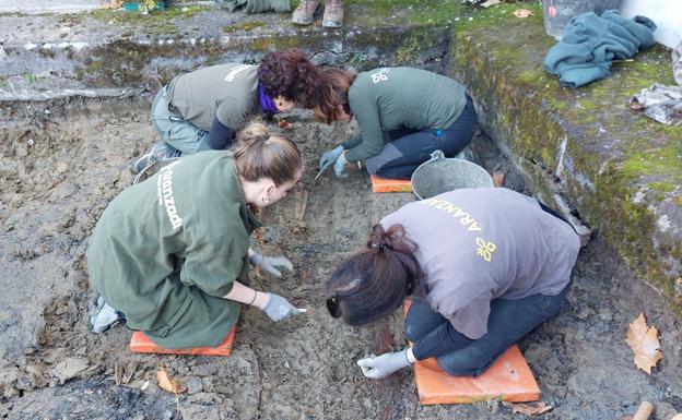 Aranzadi halla restos de una decena de víctimas del franquismo en el cementerio de Orduña