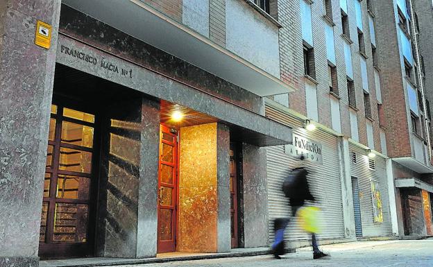 Vecinos de un edificio de Deusto denuncian botellones y destrozos en su azotea