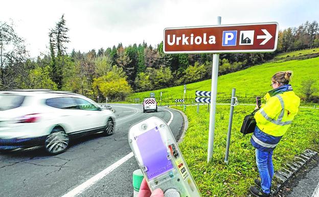 La Diputación prueba en Urkiola un avisador pionero para proteger la fauna