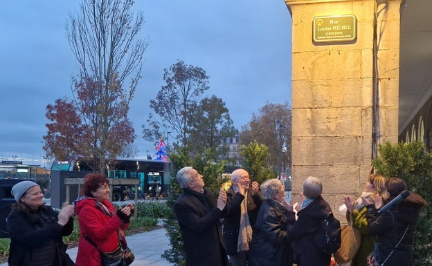 Parisko Komunako Louise Michel iraultzaiela omendu dute Baionan, kale baten izena eskainiz