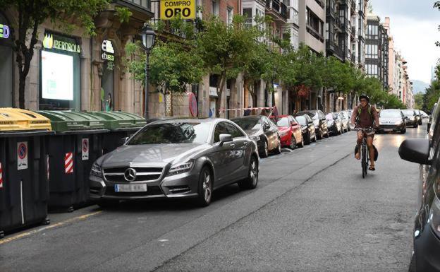 La multa de la DGT por aparcar en doble fila y el único caso en el que se puede evitar