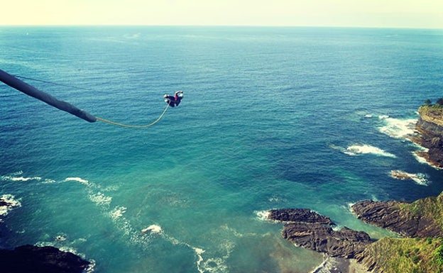 Un impresionante salto sobre el mar