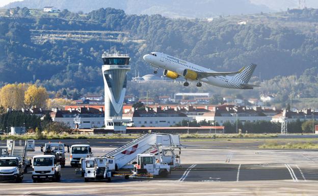 Convocan una huelga en puestos clave del aeropuerto de Loiu para estas navidades