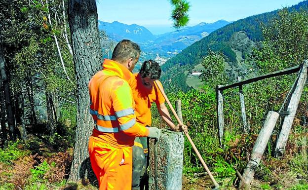 Reparan los mojones que limitan Eibar con Bergara, Soraluze y Elgeta