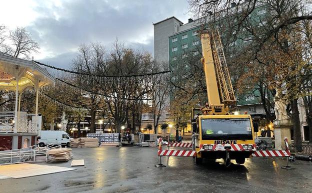 Arranca la instalación de la pista de hielo en el parque de La Florida de Vitoria