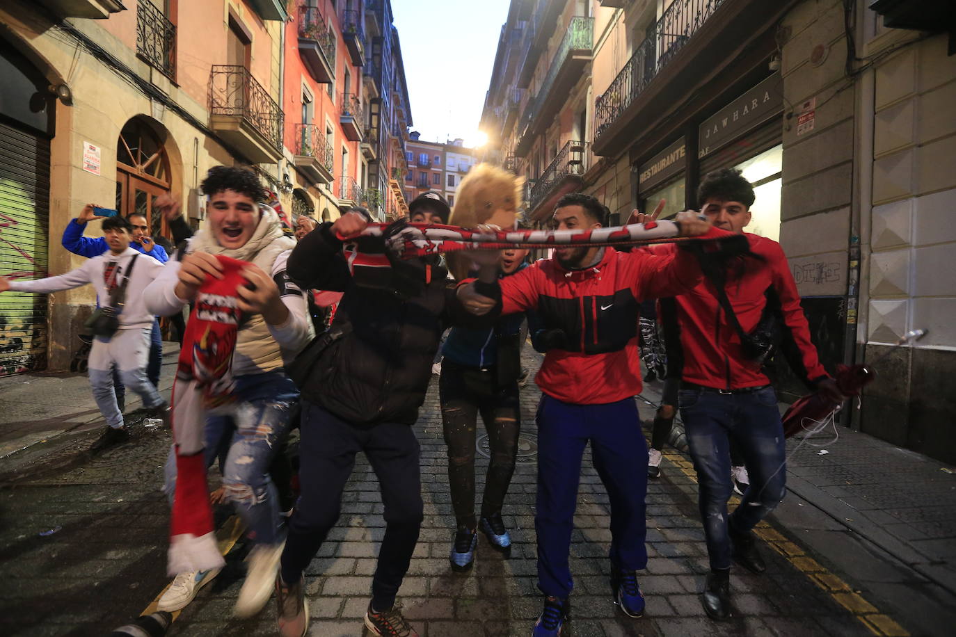 La fiesta de la afición marroquí en Bilbao tras el pase a semifinales del Mundial de su selección