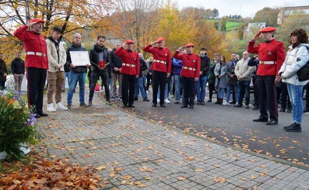 La Ertzaintza homenajea en Beasain a José Luis González e Iñaki Mendiluze, asesinados en 1995