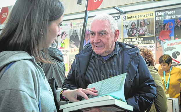 En busca de firmas en la Azoka