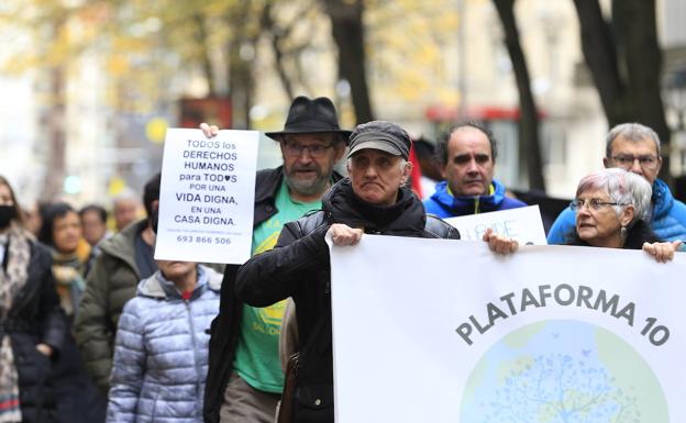 Más de un centenar de vizcaínos denuncian en Bilbao «el incumplimiento continuo» de los Derechos Humanos