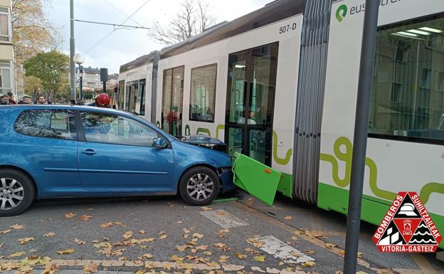 Un herido tras un accidente entre un coche y el tranvía en Abetxuko