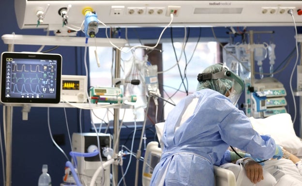 Los pacientes covid en las UCI de Osakidetza se cuadruplican en una semana