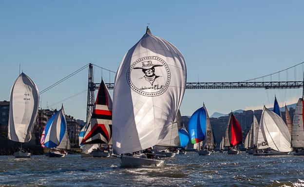 70 barcos vuelven a navegar bajo el Puente Colgante en la clásica Regata del Gallo-Hyundai