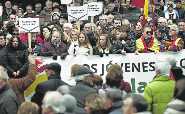 Un millar de personas se manifiestan en Pamplona en apoyo a la Guardia Civil