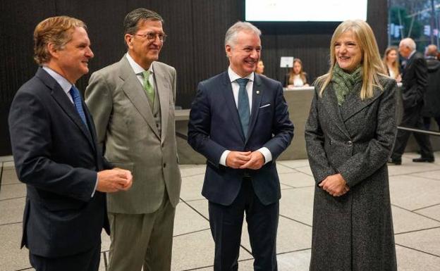 Urkullu ve inviable que «todos los hospitales cuenten con todos los servicios»