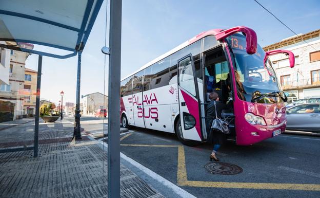 Álava mantendrá al menos hasta junio el descuento del 50% en el transporte foral con la BAT