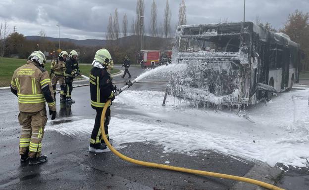 Aparatoso incendio de un autobús de Tuvisa en Júndiz