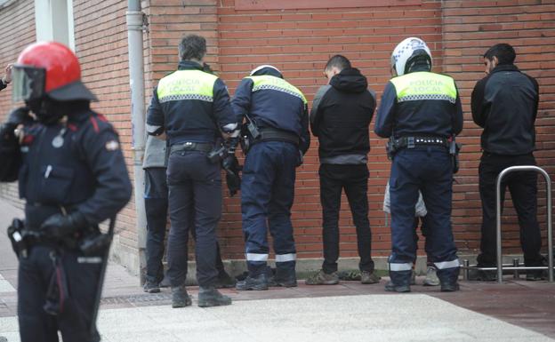 Condenados por participar en los disturbios de la última huelga general en Vitoria pese a cubrirse los rostros