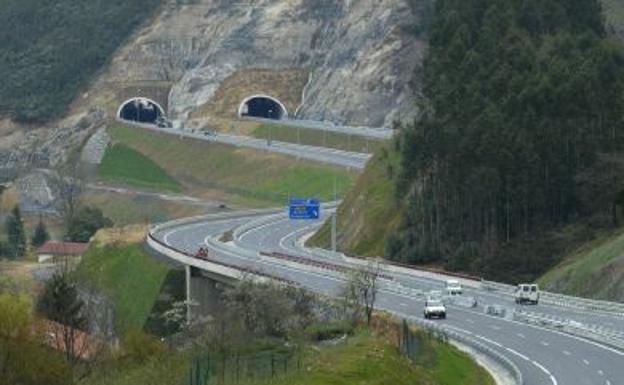 Varios heridos en un accidente entre un camión y seis coches en el Cadagua en Okondo