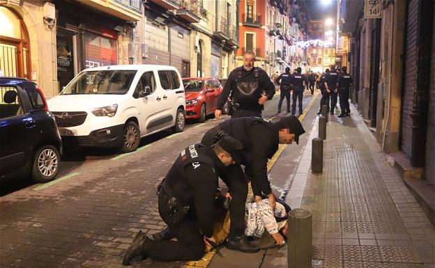 Roba el móvil a una viandante y golpea al joven que frenó su huida en San Francisco