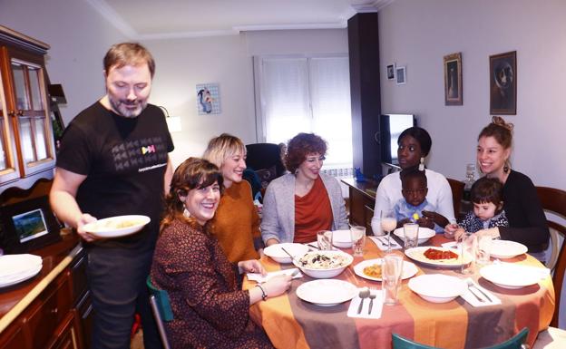 Amurrio Antzokia acoge a 150 personas que participaron en las comidas interculturales