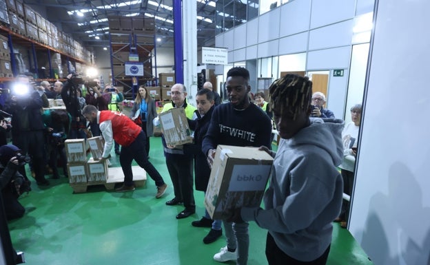 Los hermanos Williams se suman al reparto de cestas solidarias de Navidad