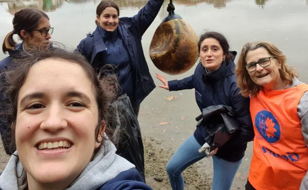 Cambian la comida de Navidad por una limpieza de la ría en Plentzia