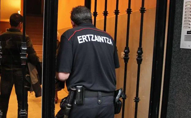 La Ertzaintza sorprende a un joven de 20 años robando en el interior de una vivienda de Vitoria