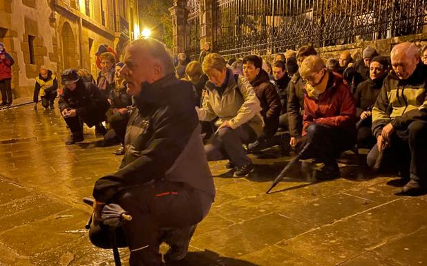 Los Marijeses entonan la Navidad en Gernika: «Nos despiertan, pero suena a música celestial»