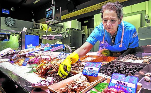 La compra navideña contiene su precio con el pescado incluso más barato que hace un mes