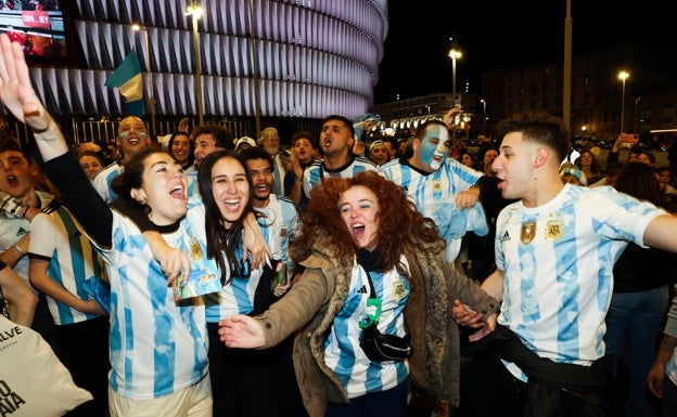 Ambientazo en San Mamés: «¡Muchachos, ahora nos volvimos a ilusionar...!»