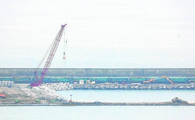 Reanudan los dragados en el Abra para completar la ampliación del Superpuerto