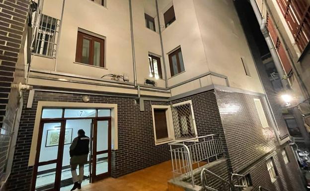 Muere un hombre de 68 años por inhalación de humo al incendiarse su cocina en Atxuri