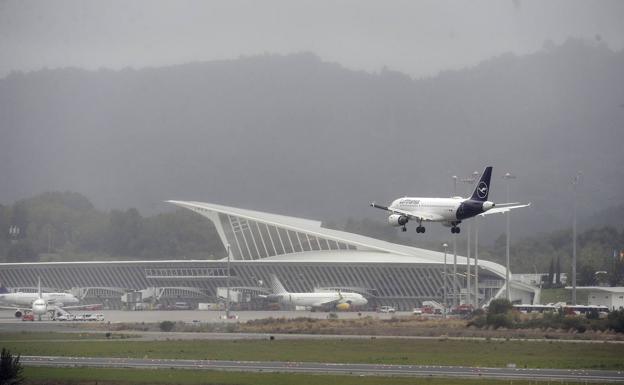 Cuatro vuelos desviados por el viento en Loiu