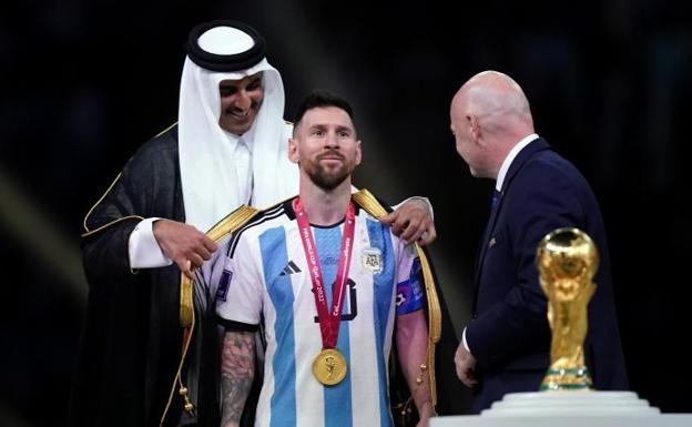 Qué es el 'bisht', la capa que le colocaron a Messi antes de levantar la Copa del Mundo