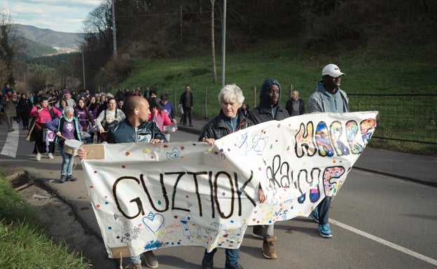 Los inmigrantes de Atxondo vuelven a ocupar el albergue de Axpe