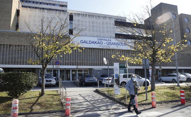 Trabajadores de los bancos de sangre de Galdakao cortan la carretera de acceso al hospital