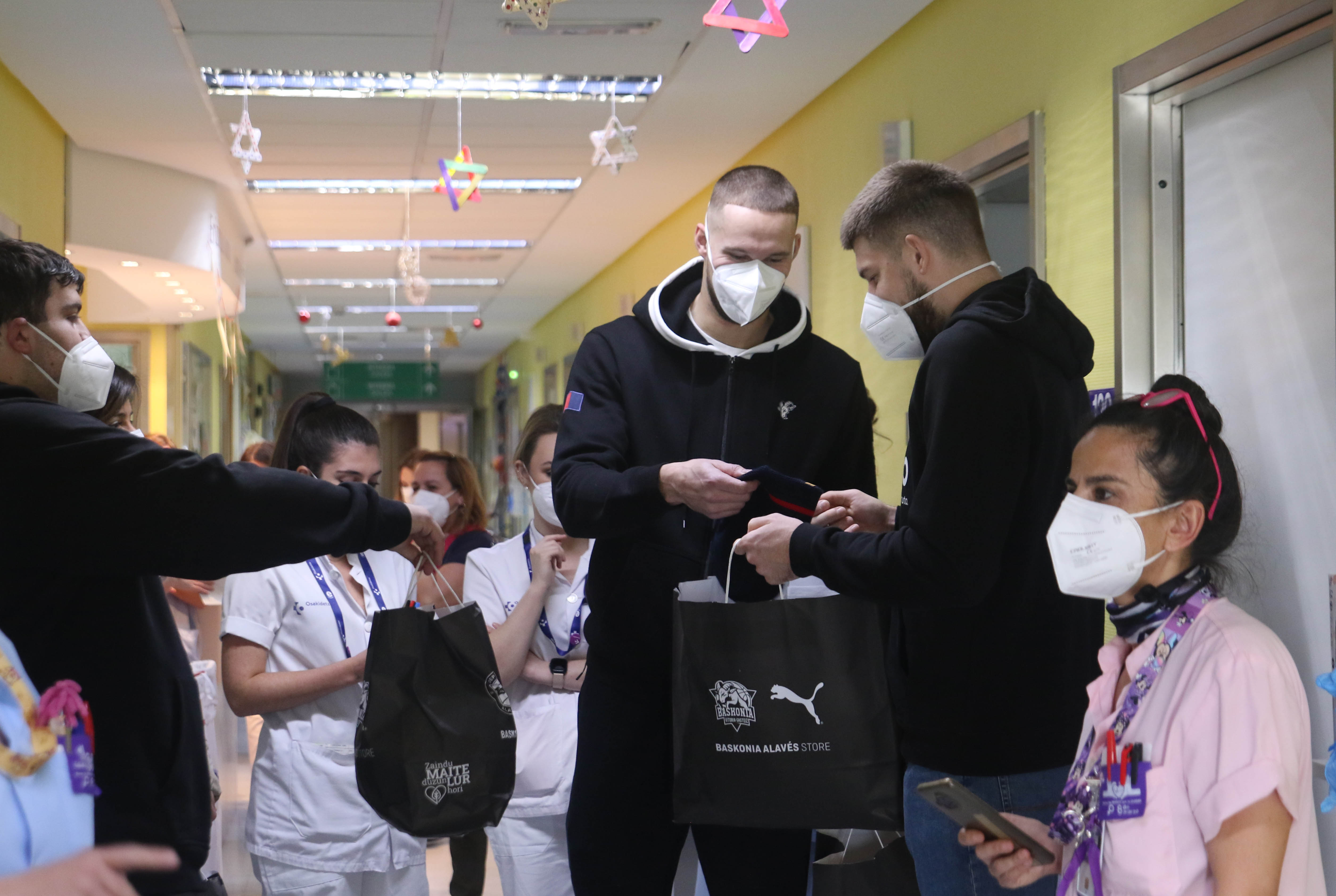 Las imágenes de la visita de Giedraitis y Sedekerskis a Txagorritxu